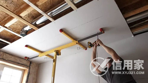 天花板钻孔怎么接灰尘 天花板钻孔怎么接灰尘